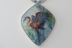 Reuzenreiger. Techniek: Cloisonné in zilveren zetting. Zeefdruk. Ketting van Aquamarijn met zilveren kralen. 2025.