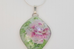 Pioenroos. Techniek: Cloisonné met speciaal opalescent emaille. Zilveren zetting. 2025