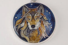 Ode aan de wolf. Techniek: Cloisonné in zilveren zetting 2025