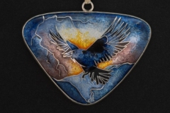 \"Still flying\". Techniek: Cloisonné in zilveren zetting